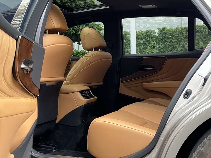 Фото 10 - Lexus LS