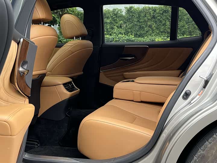 Фото 11 - Lexus LS