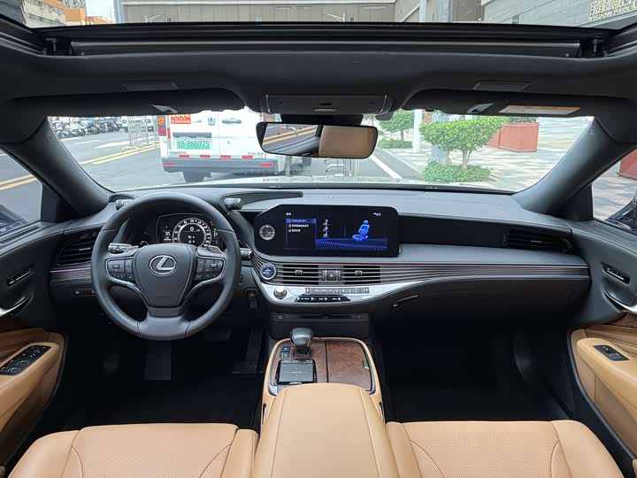 Фото 12 - Lexus LS