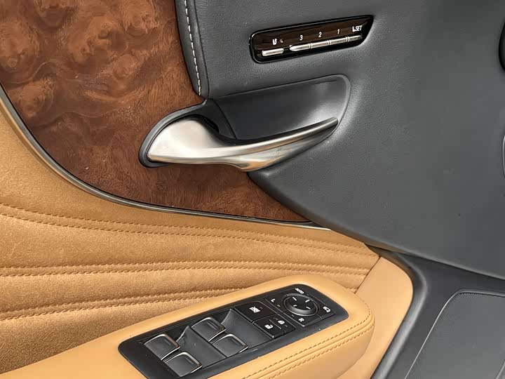 Фото 17 - Lexus LS