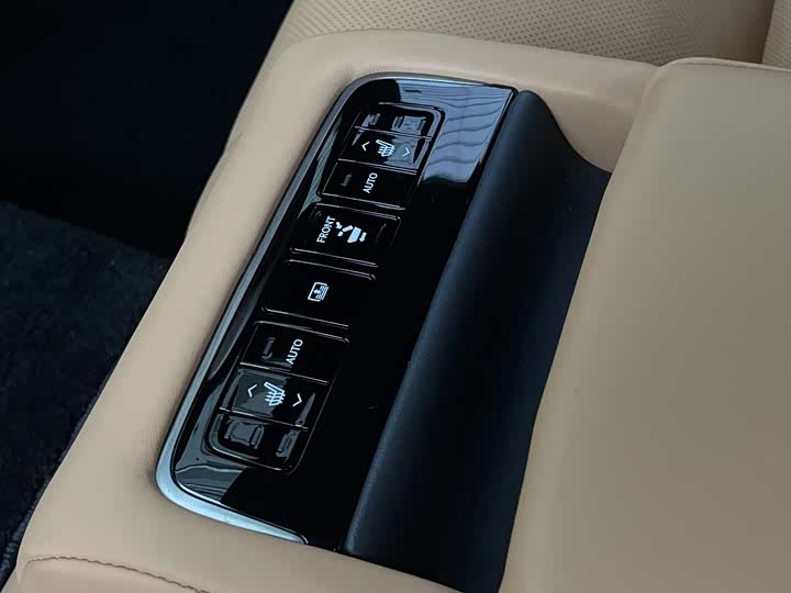 Фото 19 - Lexus LS