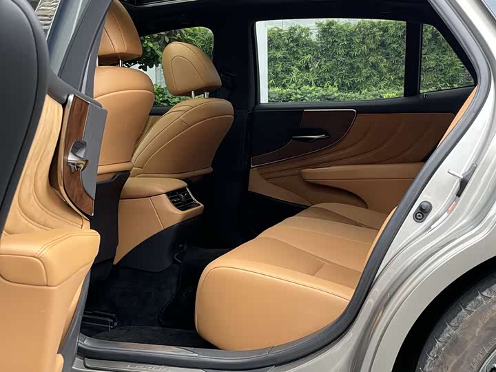 Фото 20 - Lexus LS