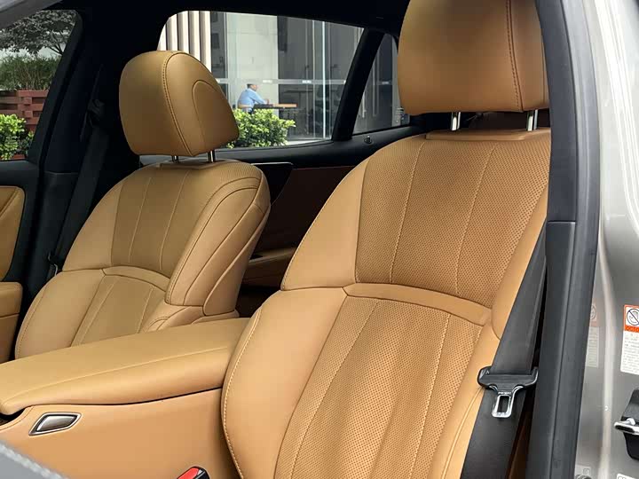 Фото 21 - Lexus LS