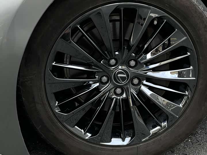 Фото 7 - Lexus LS