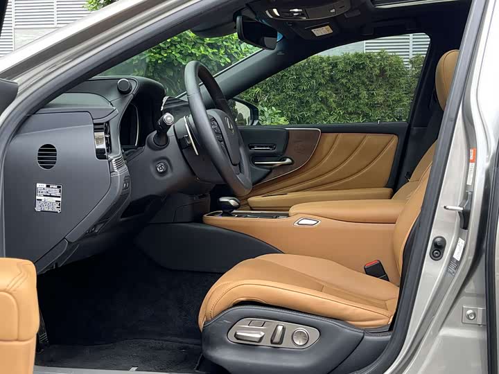 Фото 9 - Lexus LS