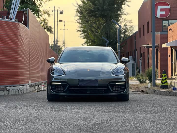 Фото 2 - Porsche Panamera