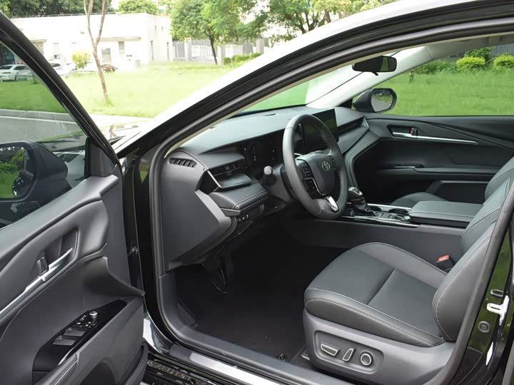 Фото 11 - Toyota Camry