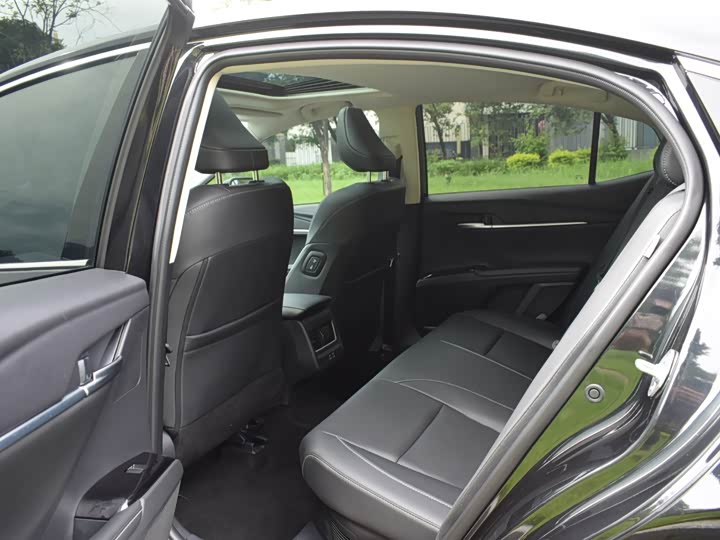 Фото 12 - Toyota Camry