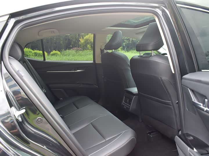 Фото 14 - Toyota Camry