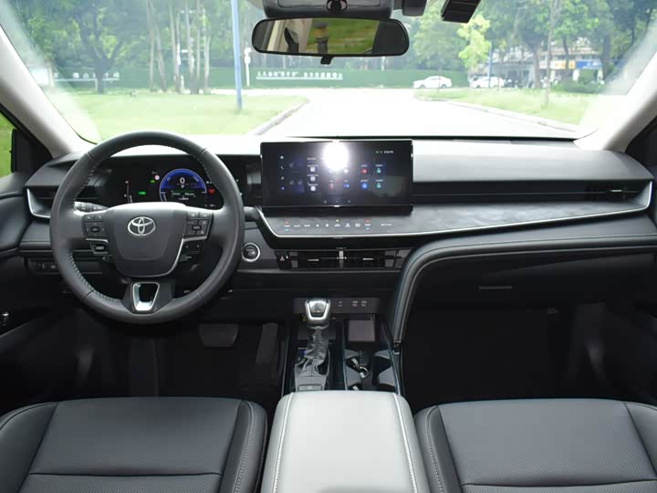 Фото 15 - Toyota Camry