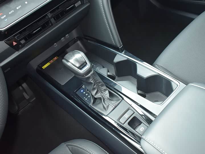 Фото 17 - Toyota Camry