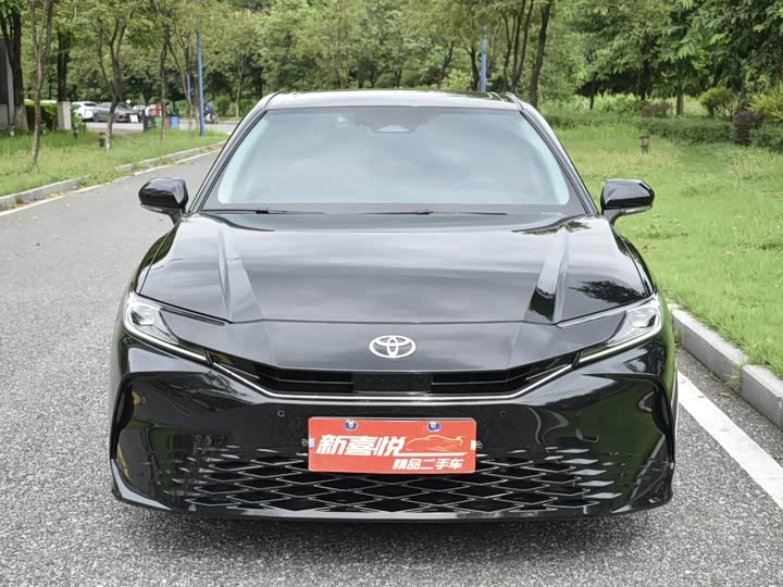 Фото 2 - Toyota Camry