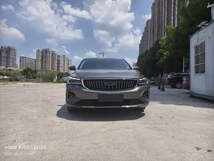 Фото 2 - Geely Emgrand