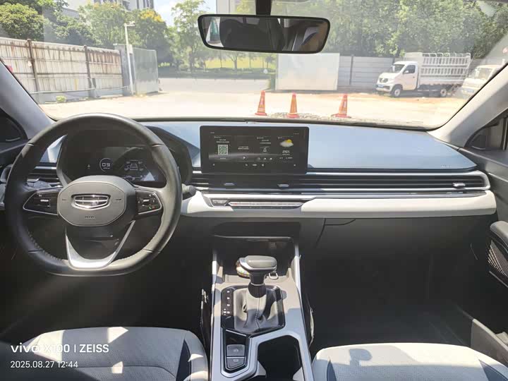 Фото 6 - Geely Emgrand