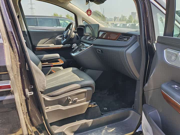 Фото 4 - Hongqi HQ9