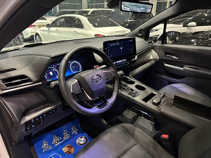 Фото 13 - Toyota Granvia