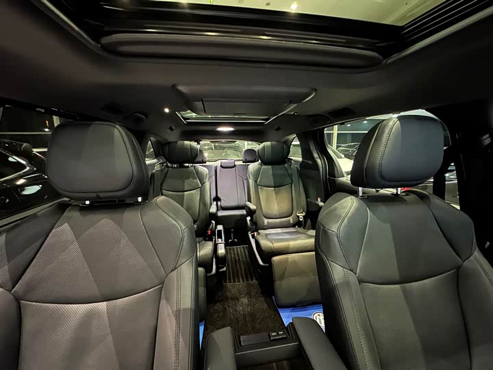 Фото 21 - Toyota Granvia