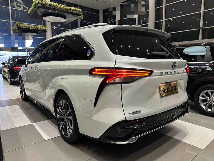 Фото 4 - Toyota Granvia