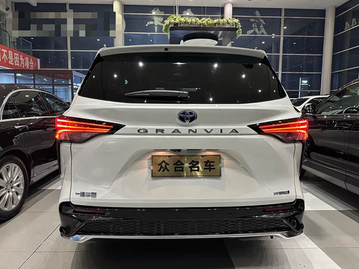 Фото 5 - Toyota Granvia