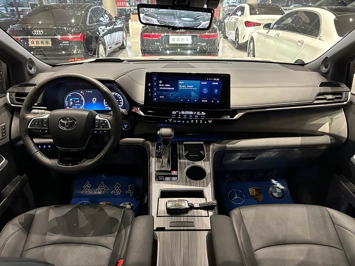 Фото 9 - Toyota Granvia