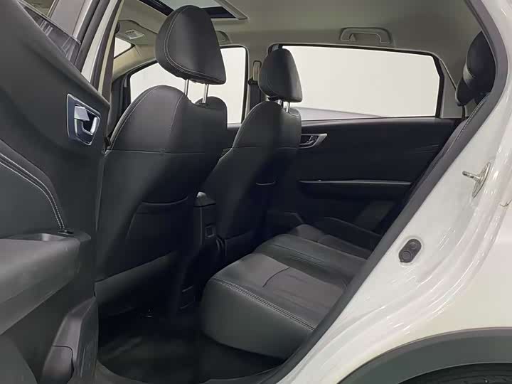 Фото 5 - Geely Vision X3