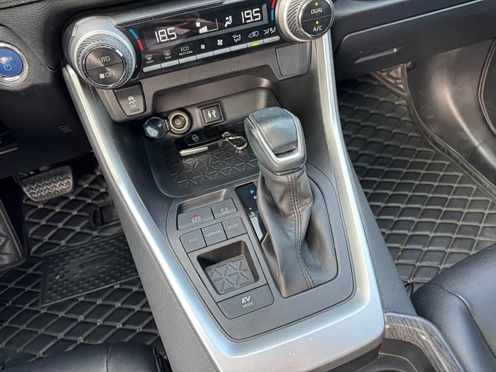 Фото 10 - Toyota RAV4