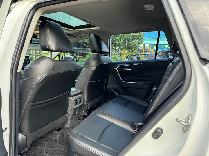 Фото 16 - Toyota RAV4