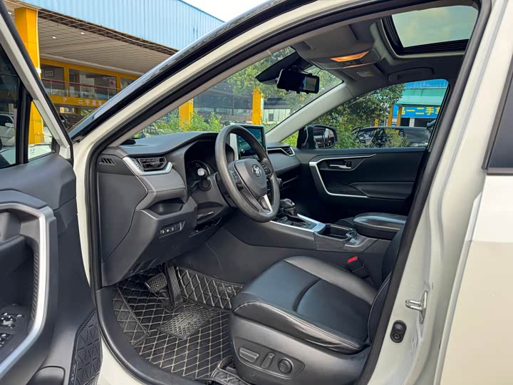 Фото 17 - Toyota RAV4