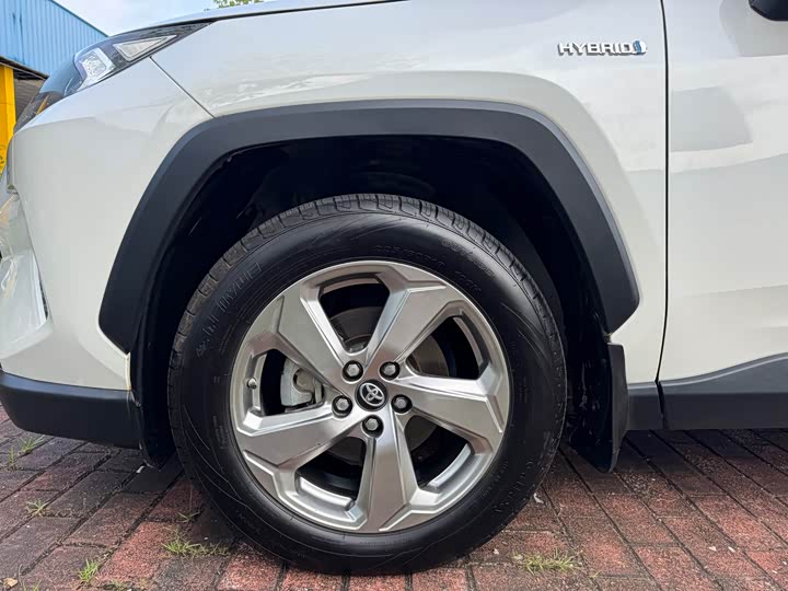 Фото 8 - Toyota RAV4