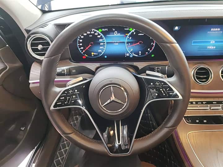 Фото 11 - Mercedes-Benz E-Class