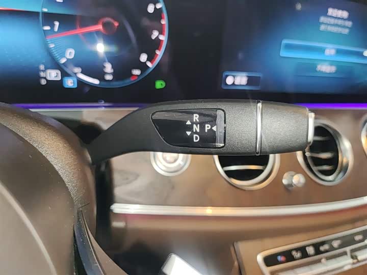 Фото 14 - Mercedes-Benz E-Class