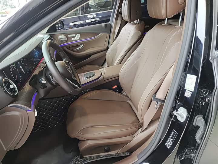 Фото 15 - Mercedes-Benz E-Class