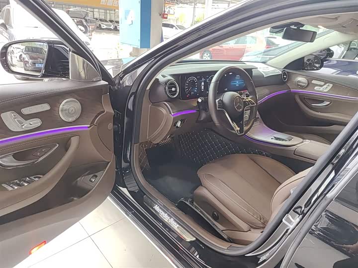 Фото 16 - Mercedes-Benz E-Class