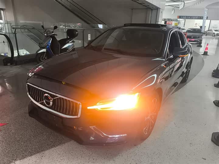 Фото 2 - Volvo S60