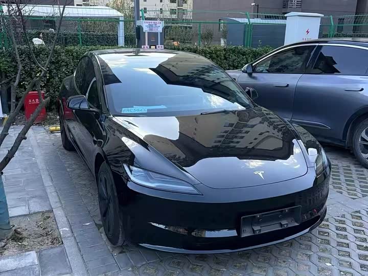 Фото 2 - Tesla Model 3