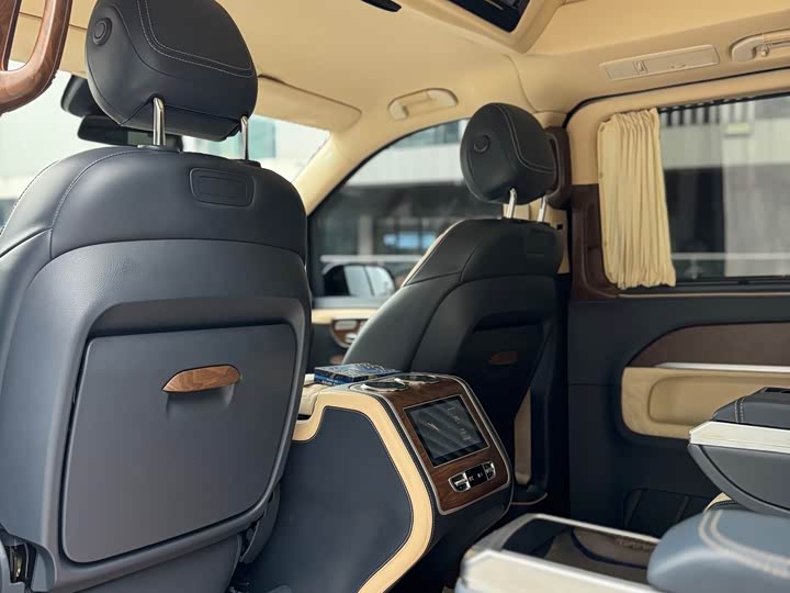 Фото 13 - Mercedes-Benz V-Class