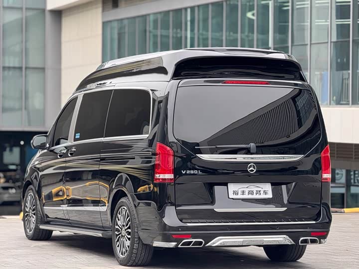 Фото 17 - Mercedes-Benz V-Class