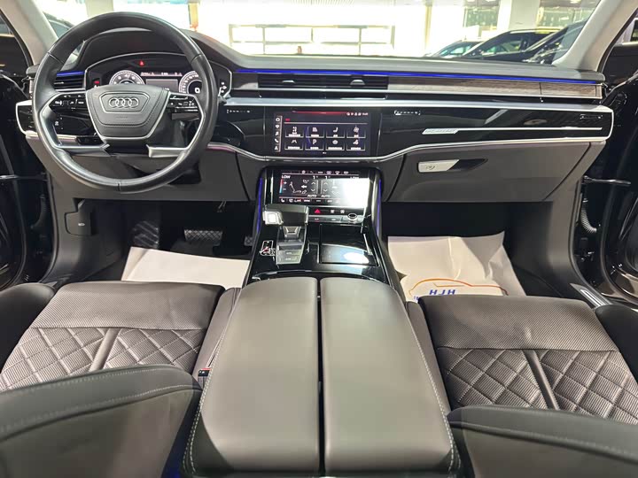 Фото 10 - Audi A8