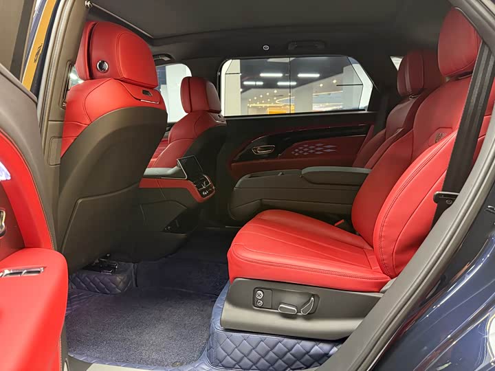 Фото 11 - Bentley Bentayga