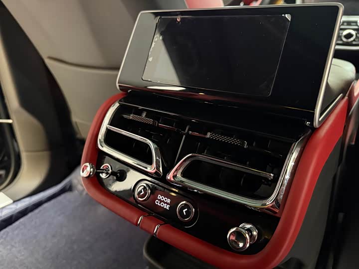 Фото 19 - Bentley Bentayga