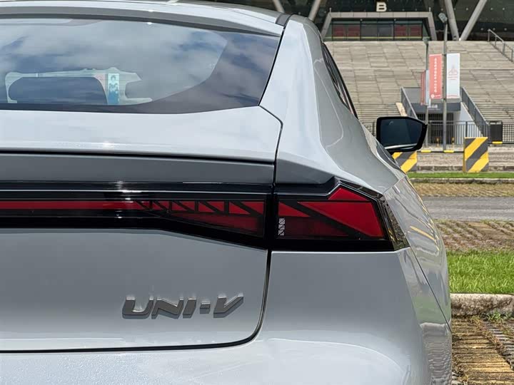 Фото 10 - Changan UNI-V