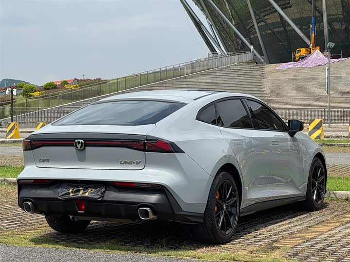 Фото 4 - Changan UNI-V