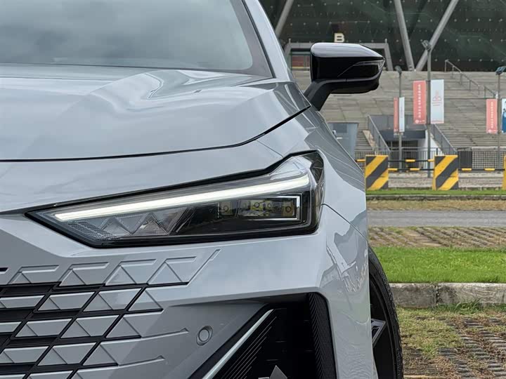 Фото 9 - Changan UNI-V