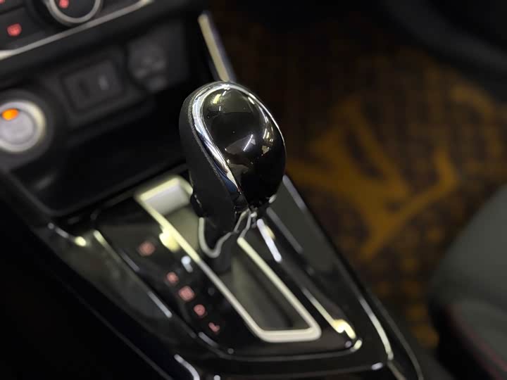 Фото 10 - Nissan Lannia