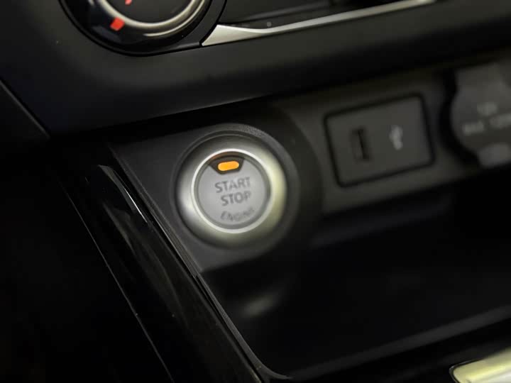 Фото 14 - Nissan Lannia