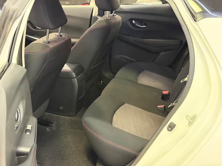 Фото 6 - Nissan Lannia