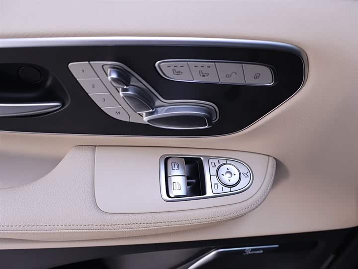 Фото 17 - Mercedes-Benz V-Class