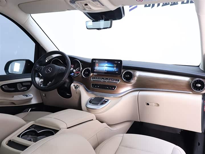 Фото 19 - Mercedes-Benz V-Class