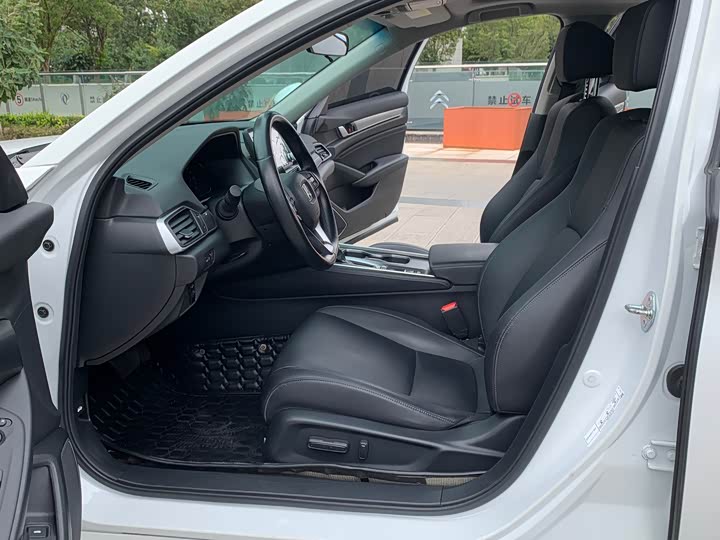 Фото 8 - Honda Accord