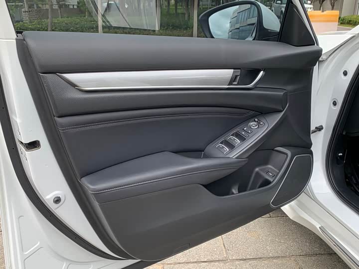 Фото 9 - Honda Accord